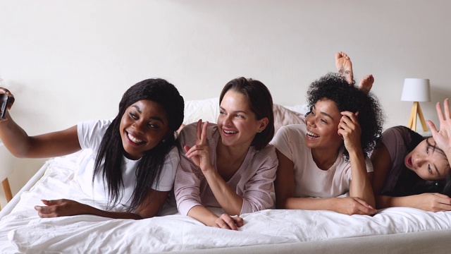 快乐的多种族妇女穿着睡衣自拍庆祝睡衣派对视频素材