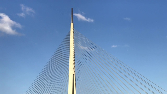 揭开尖尖的桥梁建设与蓝天背景在4k视频下载