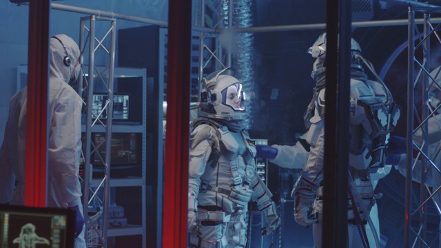 宇航员和科学家正在测试太空服视频素材