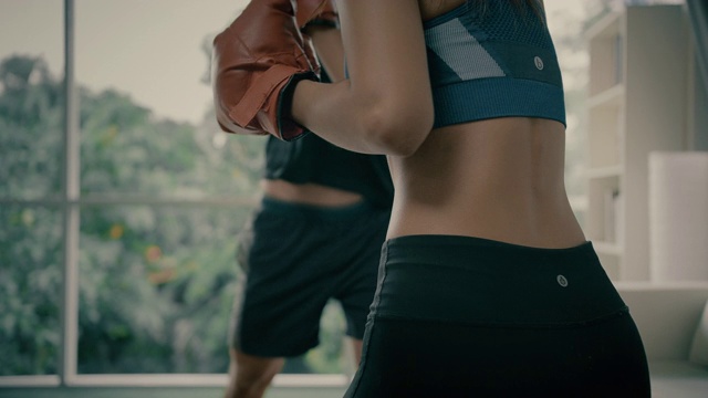 健身男和健身女通过拳击锻炼视频素材