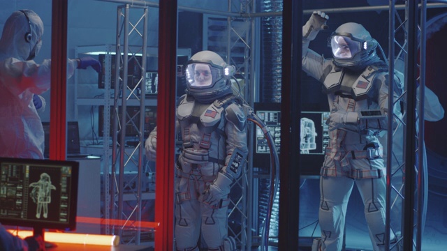 美国宇航员正在测试太空服视频素材