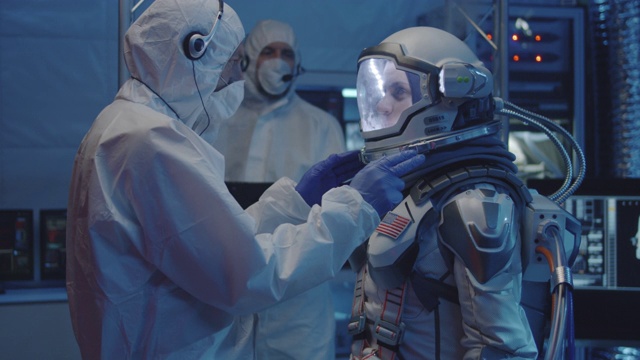 宇航员和科学家正在测试太空服视频素材