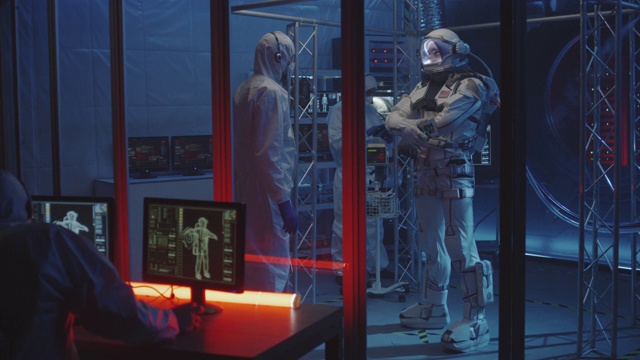 美国宇航员测试宇航服移动性视频素材
