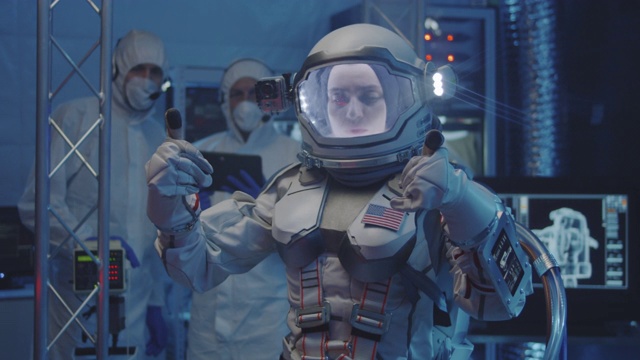 宇航员在实验室测试太空服视频素材