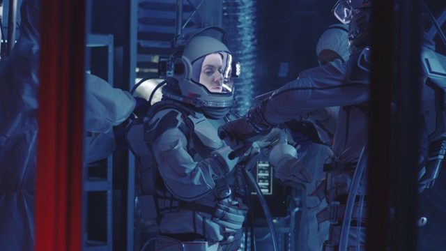 宇航员在实验室测试太空服视频素材