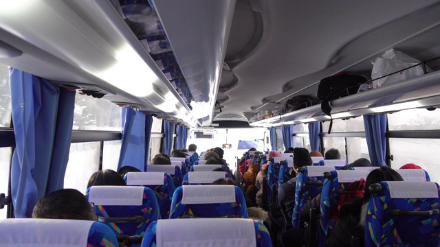 旅游巴士内部座椅，当巴士运行视频素材