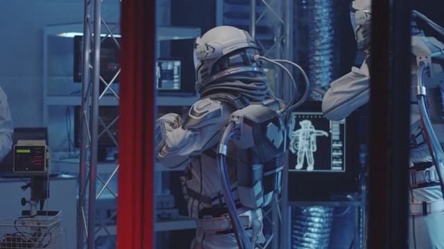 美国宇航员正在测试太空服视频素材