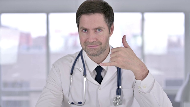 中年医生用手叫我手语的肖像视频素材
