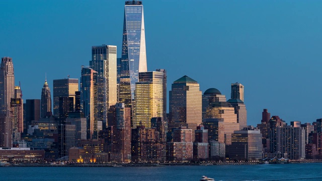 时间推移:鸟瞰图下曼哈顿与哈德逊河，纽约市黄昏日落视频下载