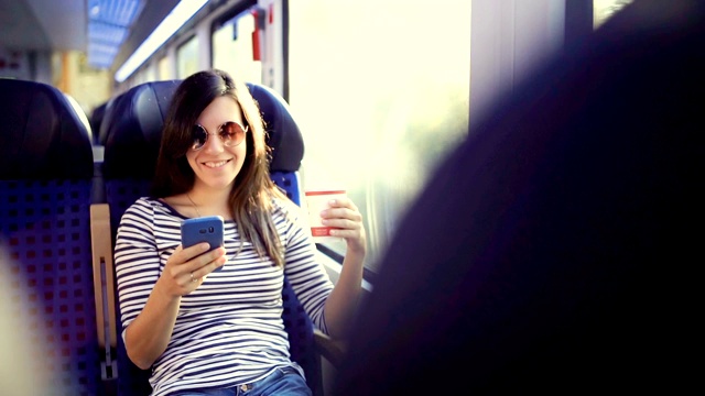 在火车上使用手机视频素材