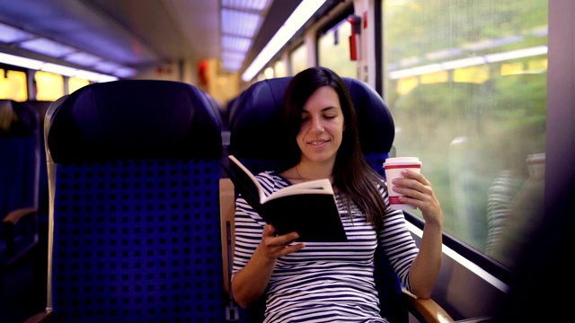 在火车上看书视频素材