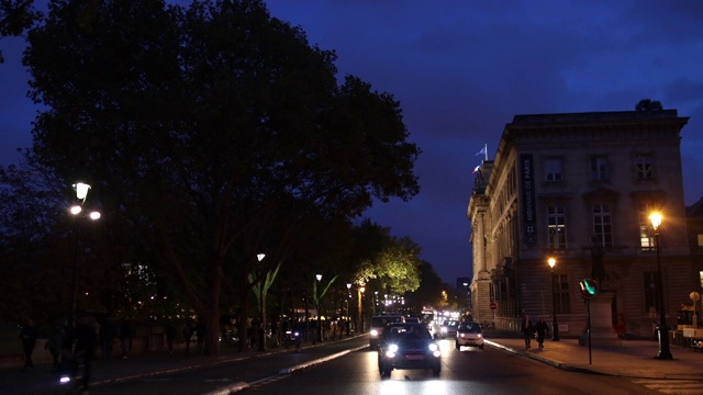 城市在蓝色的时间。巴黎视频素材