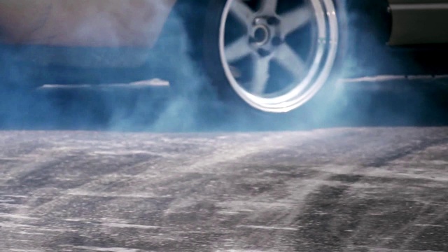 赛车在赛道上燃烧轮胎视频素材