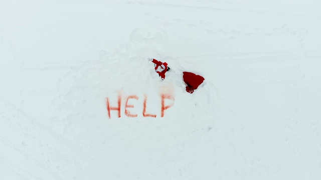 在雪地里呼叫圣诞老人的帮助视频下载