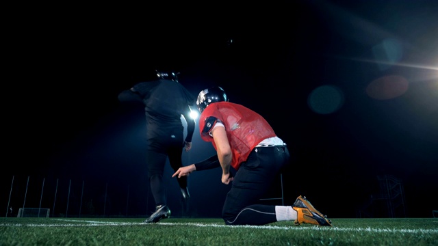 美国足球运动员把球踢向大门，后视镜。视频素材