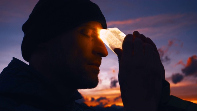 在日落时，男人的头与治疗水晶视频素材
