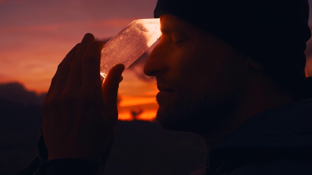 在日落时，男人的头与治疗水晶视频素材