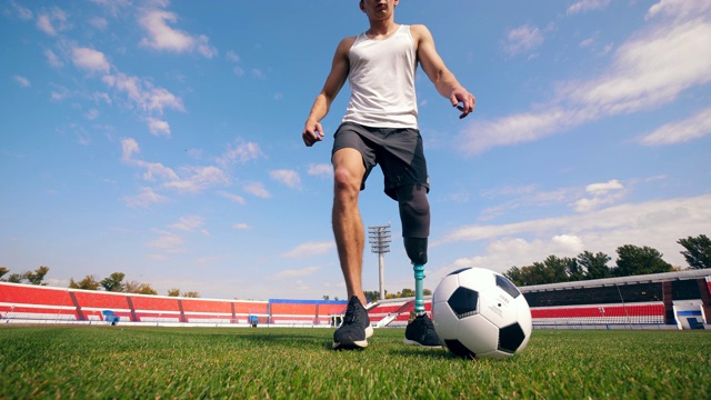 足球，一个人用仿生腿练习足球视频素材