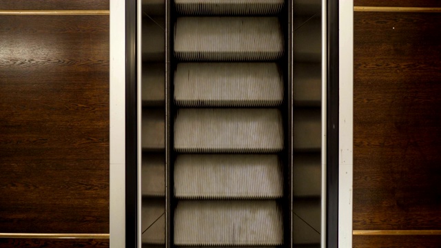 搬空的自动扶梯。视频下载