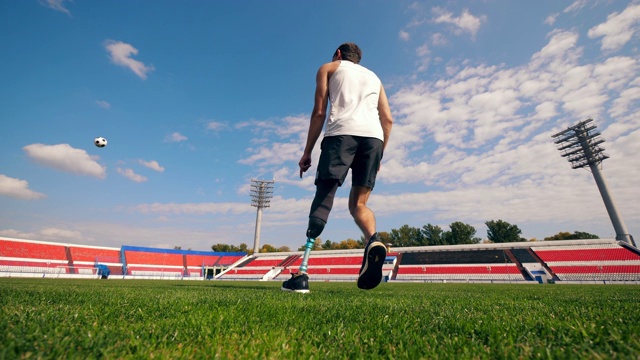 一个残疾足球运动员的练习，足球运动员视频素材
