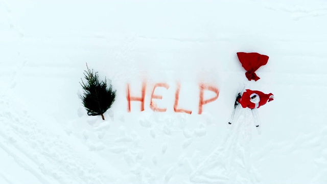 圣诞老人站在雪地上呼救视频下载
