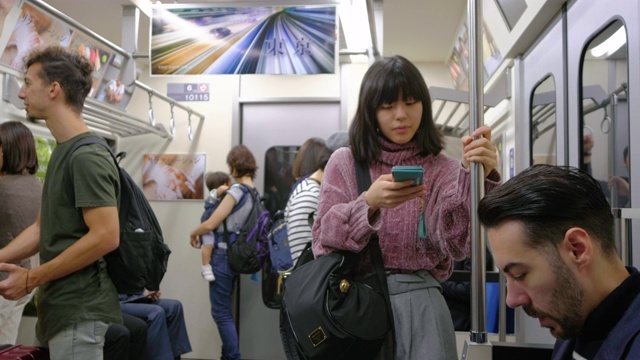 拥挤的日本地铁视频素材