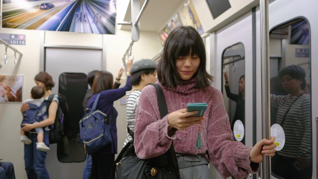拥挤的日本地铁视频素材