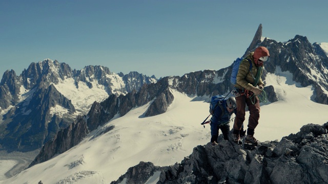 两个人爬到山顶视频素材