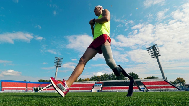 男运动员用假肢做伸展运动视频素材