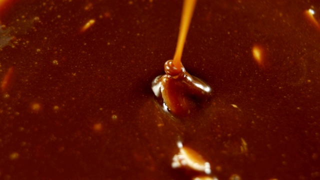焦糖与融化的4k巧克力混合视频下载