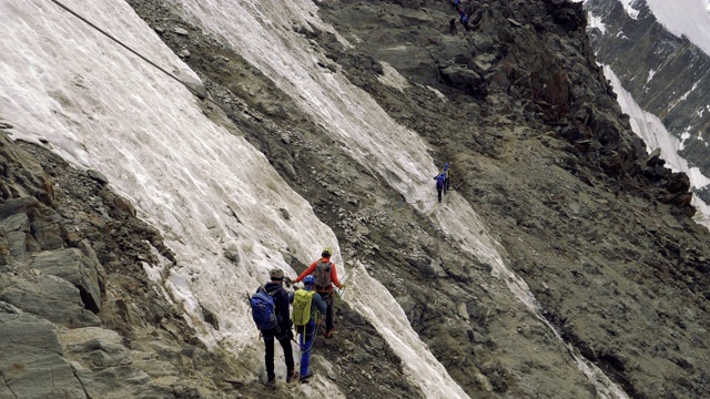 人们攀登勃朗山视频素材