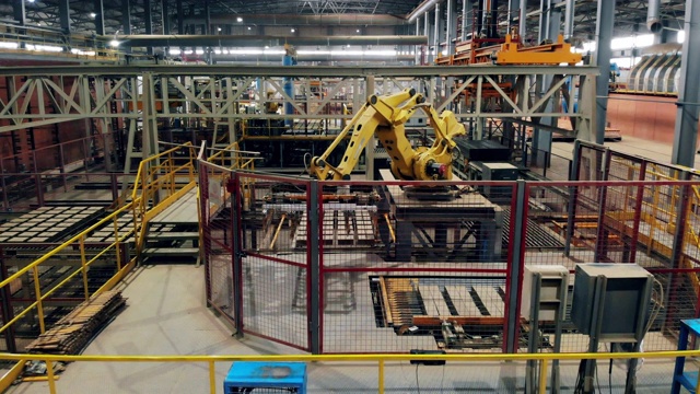自动化的工业综合体，机器人机械手在现代化的工厂中工作。间隔拍摄。视频下载