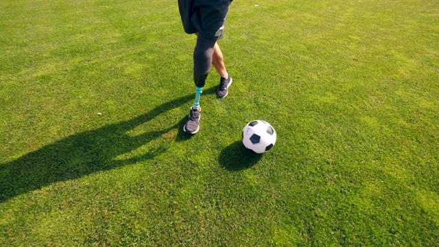 一个有仿生腿的人正在踢球视频素材