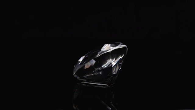 珍贵的钻石水晶在黑色的背景下闪闪发光，珠宝视频下载
