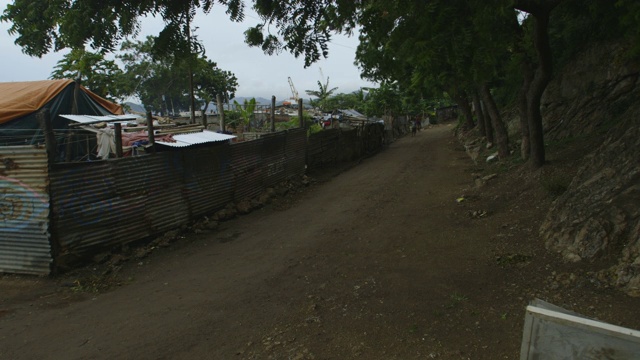巴布亚新几内亚，莫尔斯比港的尘土飞扬的路视频素材