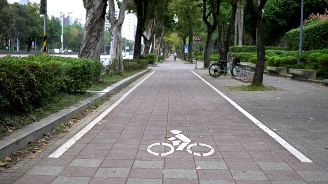 公园里的自行车道。亚洲的自然风光。视频下载