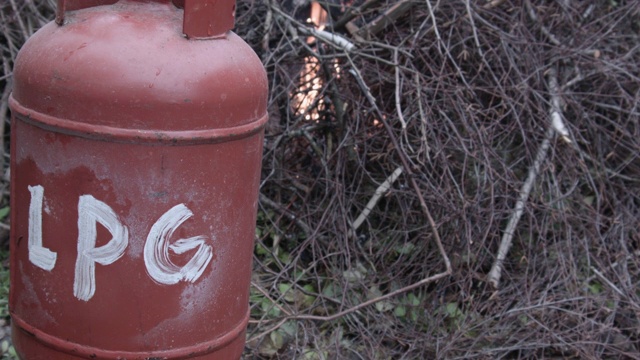 液化石油气瓶放置在篝火旁视频下载