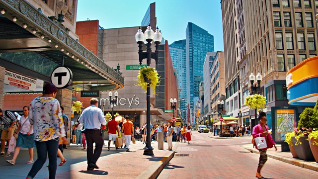购物步行街。波士顿。人。金融商业大厦的背景视频素材