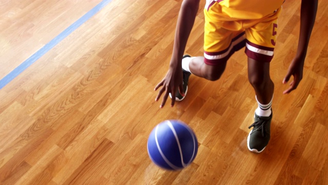 篮球运动员在练习运球视频下载