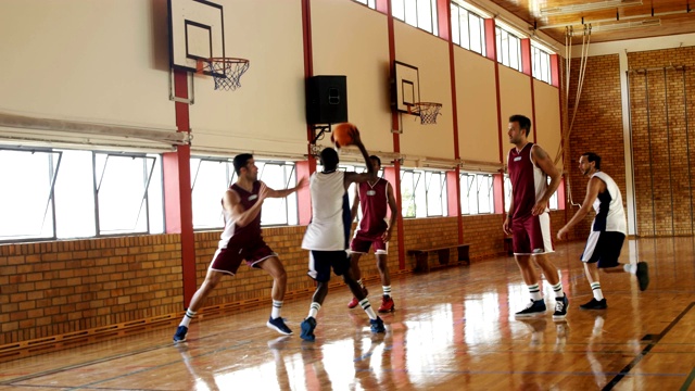 篮球运动员在球场上打球视频下载