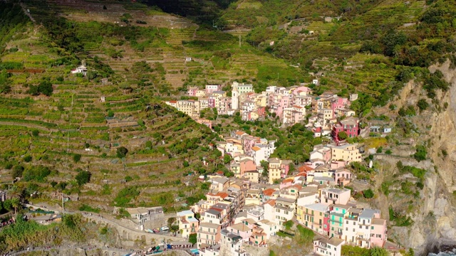 马纳罗拉村鸟瞰图，意大利五湾海岸。马纳罗拉是意大利北部利古里亚的拉斯佩齐亚省的一个小镇，是意大利最吸引游客的景点之一。视频素材