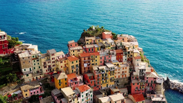 马纳罗拉村鸟瞰图，意大利五湾海岸。马纳罗拉是意大利北部利古里亚的拉斯佩齐亚省的一个小镇，是意大利最吸引游客的景点之一。视频下载