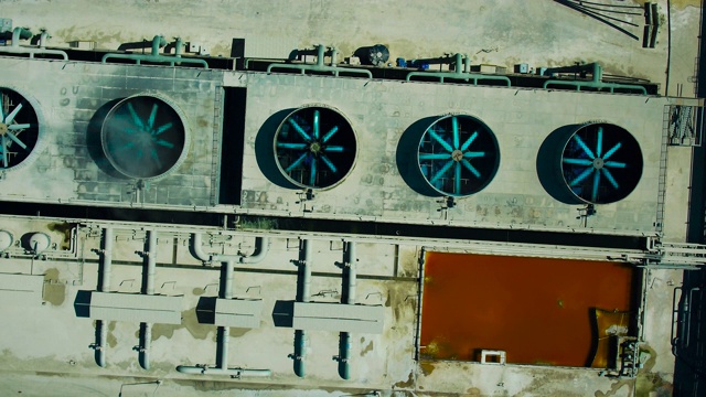 大工厂和冷却塔-鸟瞰图视频素材