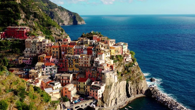 马纳罗拉村鸟瞰图，意大利五湾海岸。马纳罗拉是意大利北部利古里亚的拉斯佩齐亚省的一个小镇，是意大利最吸引游客的景点之一。视频下载