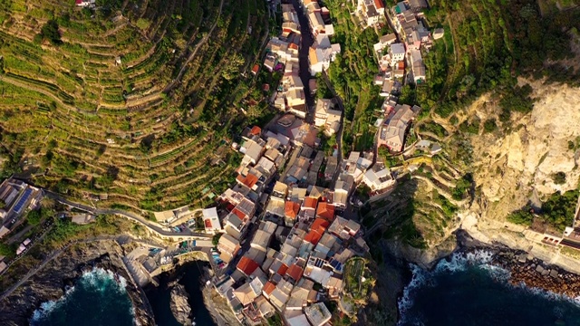 马纳罗拉村鸟瞰图，意大利五湾海岸。马纳罗拉是意大利北部利古里亚的拉斯佩齐亚省的一个小镇，是意大利最吸引游客的景点之一。视频素材