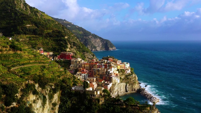 鸟瞰马纳罗拉村，Cinque Terre。我们只能沿海岸走意大利的村庄。马纳罗拉是意大利北部利古里亚的拉斯佩齐亚省的一个小镇，从意大利海岸望去，景色壮丽视频素材
