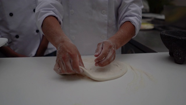 一个面目全非的厨师教副厨做披萨视频素材
