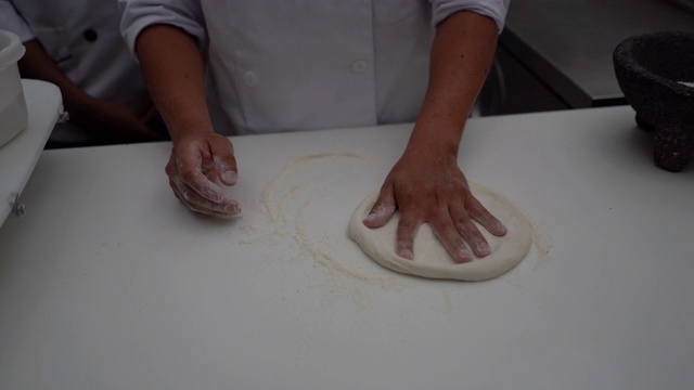 面目全非的厨师揉面团做披萨视频素材