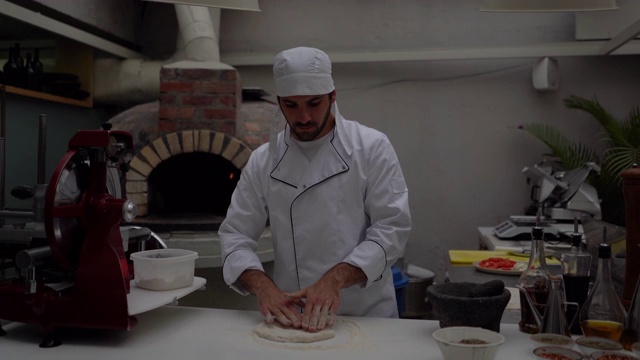 专注的厨师在餐厅准备披萨视频素材