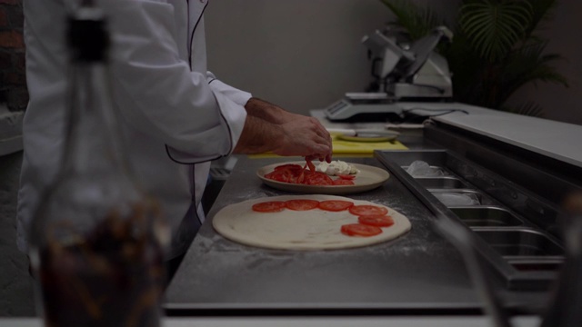 厨师在一家餐厅准备披萨的特写视频素材